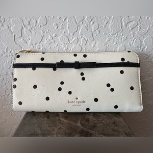 Kate Spade polka dot wallet in white color.